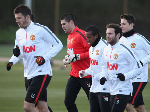 MU: Van Gaal “choáng” vì tình hình lực lượng - 10