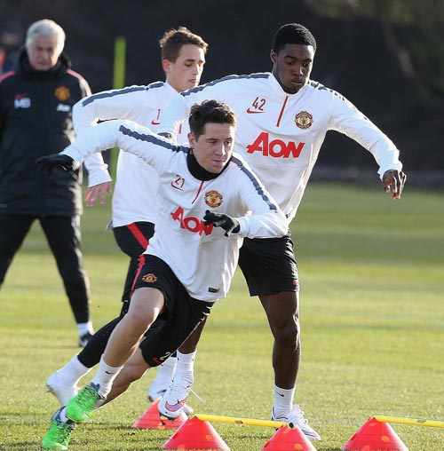 MU: Van Gaal “choáng” vì tình hình lực lượng - 12