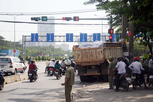 Xe ben “điên” đại náo trên đại lộ giữa Sài Gòn - 1