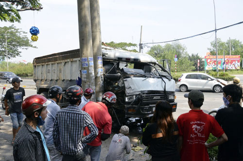 Xe ben “điên” đại náo trên đại lộ giữa Sài Gòn - 4