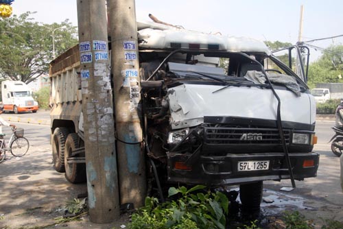 Xe ben “điên” đại náo trên đại lộ giữa Sài Gòn - 3