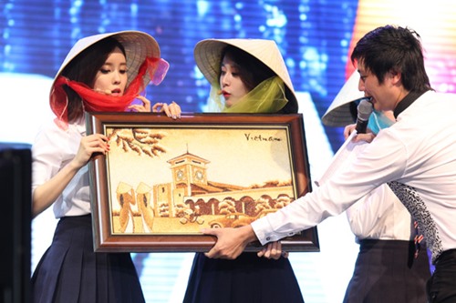 T-ara háo hức đội nón lá, nhận tranh gạo từ fan - 2