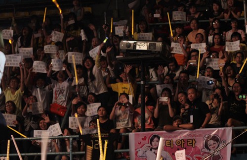 T-ara háo hức đội nón lá, nhận tranh gạo từ fan - 9