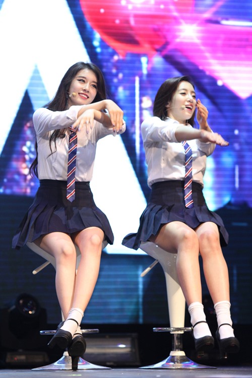 T-ara háo hức đội nón lá, nhận tranh gạo từ fan - 15