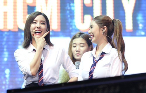 T-ara háo hức đội nón lá, nhận tranh gạo từ fan - 14