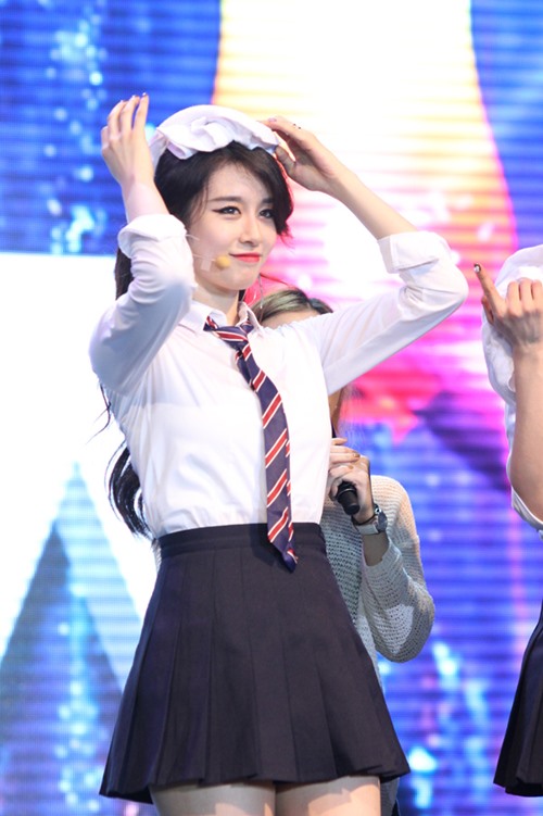 T-ara háo hức đội nón lá, nhận tranh gạo từ fan - 18