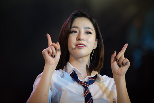 T-ara háo hức đội nón lá, nhận tranh gạo từ fan - 6