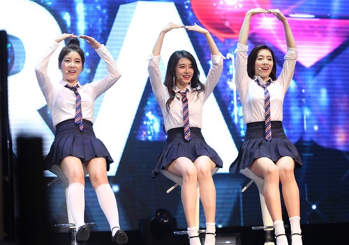 T-ara háo hức đội nón lá, nhận tranh gạo từ fan - 5