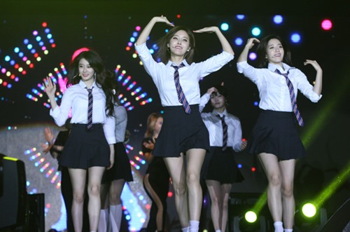 T-ara háo hức đội nón lá, nhận tranh gạo từ fan - 9