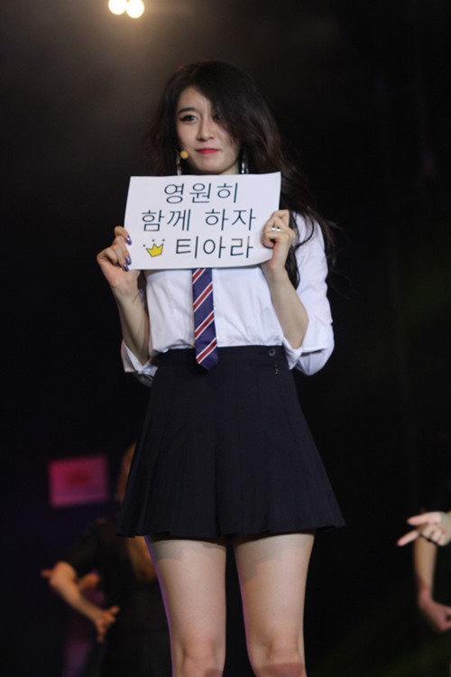 T-ara háo hức đội nón lá, nhận tranh gạo từ fan - 7