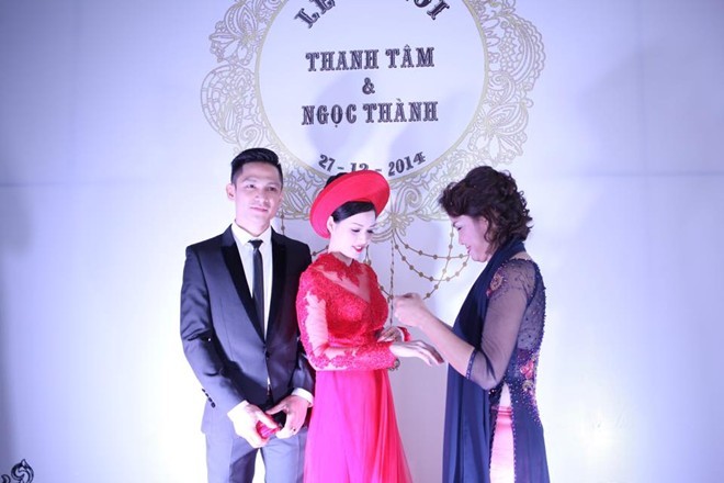 Sao nữ Việt “bế” bụng bầu mặc váy cô dâu ngày cưới - 1