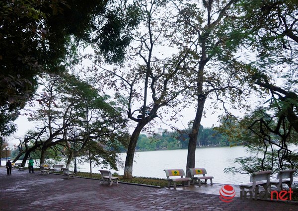 Người Hà Nội co ro trong mưa rét tệ hại nhất từ đầu mùa - 10