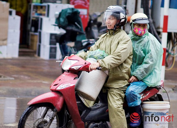 Người Hà Nội co ro trong mưa rét tệ hại nhất từ đầu mùa - 2