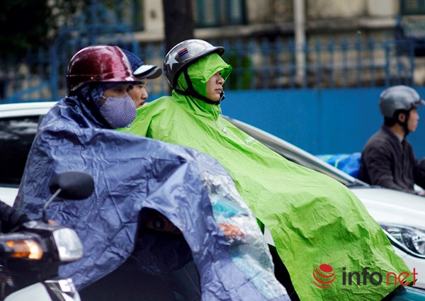 Người Hà Nội co ro trong mưa rét tệ hại nhất từ đầu mùa - 4