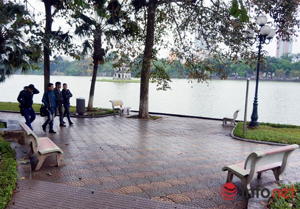 Người Hà Nội co ro trong mưa rét tệ hại nhất từ đầu mùa - 9