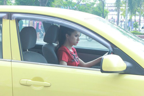 Sau cuộc thi, Hương Giang vào Sài Gòn lập nghiệp. Cô chưa bao giờ phủ nhận nhờ sự tò mò về giới tính của mình nên khá đắt sô. Và sau một thời gian làm việc miệt mài, Hương Giang cũng đã tự thưởng cho mình một chiếc xe màu vàng chanh.