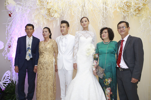 Vợ chồng Lê Thúy hôn nhau say đắm trước quan khách - 6