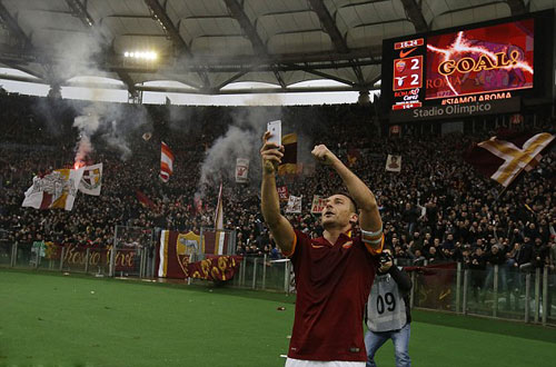 Lập cú đúp, Totti "tự sướng" ngay trên sân - 1