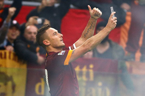 Lập cú đúp, Totti "tự sướng" ngay trên sân - 2