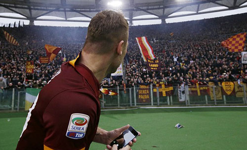 Lập cú đúp, Totti "tự sướng" ngay trên sân - 3