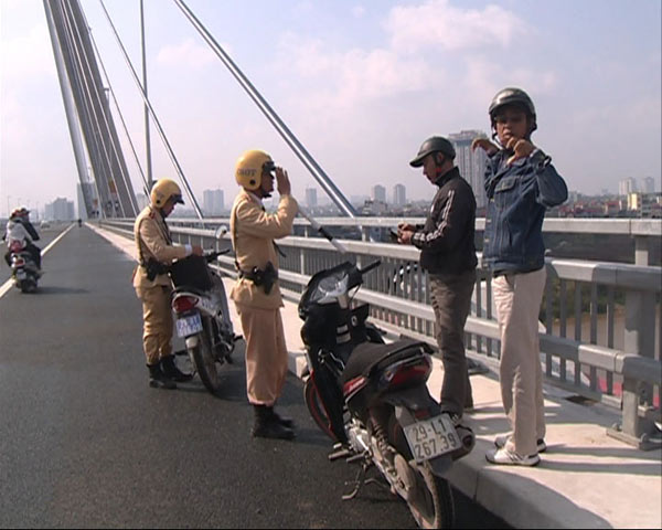 Xử phạt nhiều trường hợp dừng đỗ, chụp ảnh trên cầu Nhật Tân - 1