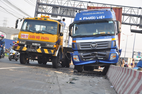 Tài xế buồn ngủ, container “đại náo” xa lộ Hà Nội - 2