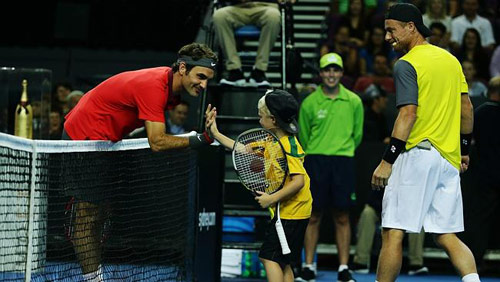 Federer ''bở hơi tai'' với bố con nhà Hewitt - 1