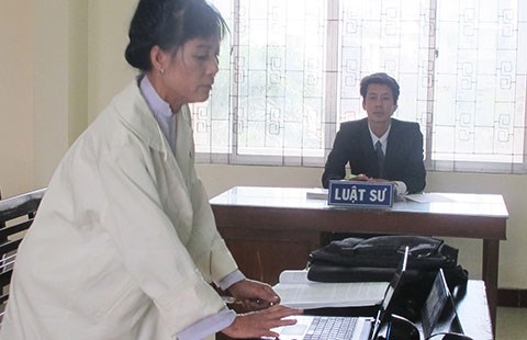 Giáo viên kiện hiệu trưởng vì 17 tháng không được đứng lớp - 1
