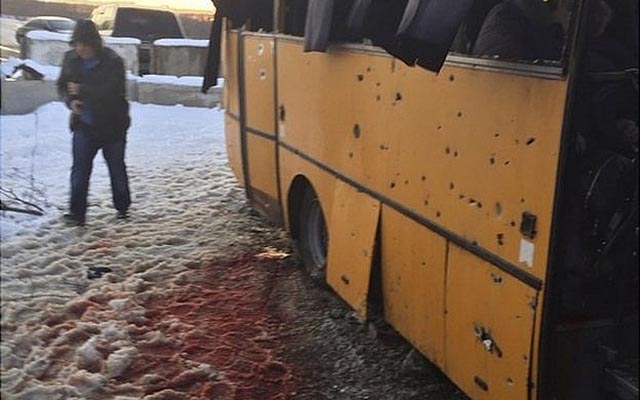 Ukraine: Xe bus trúng pháo kích, 25 người thương vong - 2