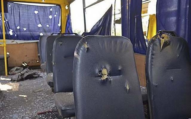Ukraine: Xe bus trúng pháo kích, 25 người thương vong - 1