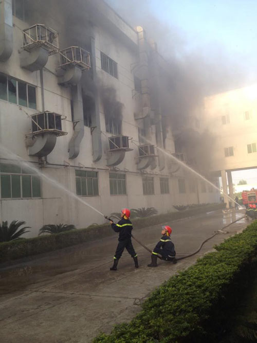 Bắc Ninh: Cháy lớn ở KCN Quế Võ, cột khói bốc cao - 1