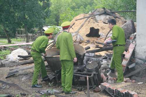 Nổ bình hơi, 2 người chết, 1 người bị thương - 3