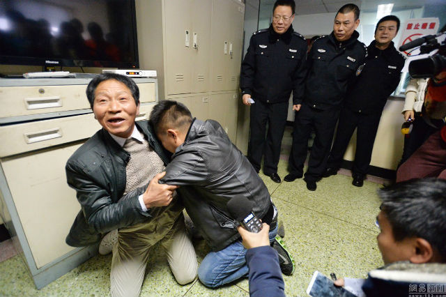 Chàng trai gặp lại cha sau 24 năm bị bắt cóc - 1