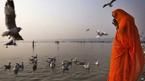 Ấn Độ: Hơn 100 thi thể nổi trên sông Hằng - 1