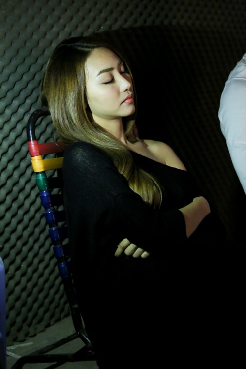 Ngân Khánh không ngủ 38 tiếng để quay MV - 2