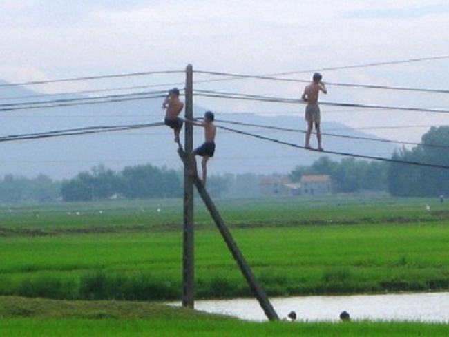 Thanh niên "đu dây điện" ở đây chứ ở đâu
