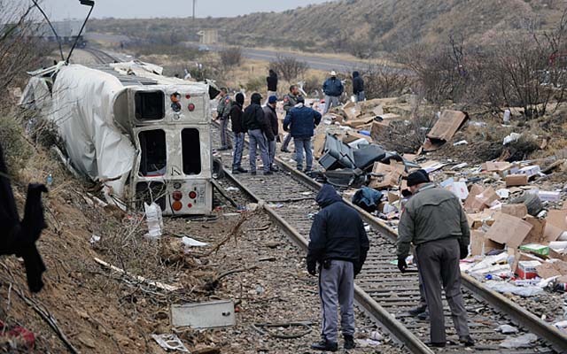 Mỹ: Xe buýt chở tù nhân đâm tàu hỏa, ít nhất 10 người chết - 1