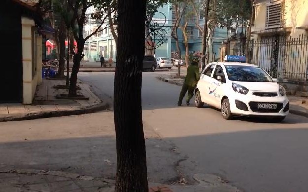 Clip: Cảnh sát lấy thân mình chặn taxi, tài xế vẫn cố tình vút chạy - 2