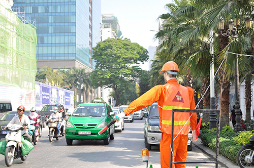 Xem robot điều khiển giao thông giữa Sài Gòn - 3