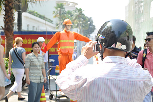 Xem robot điều khiển giao thông giữa Sài Gòn - 10
