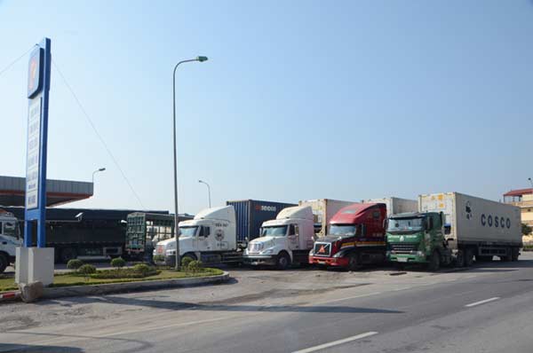 Hàng chục xe tải “khủng” trốn trong cây xăng né trạm cân - 1