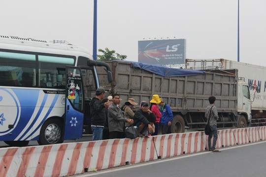 TP.HCM: Kẹt xe kinh hoàng trên xa lộ Hà Nội - 1