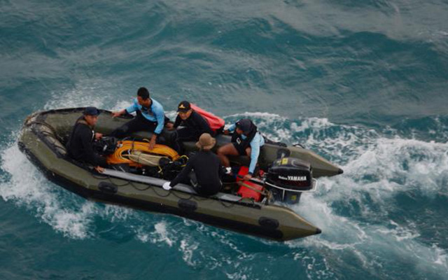 Thợ lặn “bất lực” tìm thi thể nạn nhân QZ8501 - 1