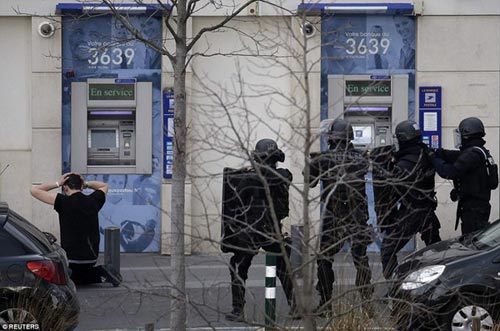 Tay súng điên bắt cóc con tin ở bưu điện gần Paris - 1
