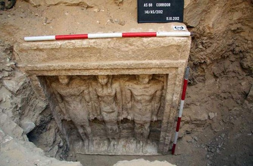 Tìm thấy hầm mộ của "nữ hoàng Ai Cập" - 1