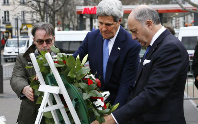 Ngoại trưởng Mỹ tới hiện trường thảm sát ở Paris viếng các nạn nhân - 1