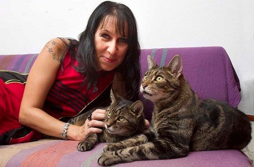 Người phụ nữ cưới 2 chú mèo trong hơn 10 năm liền - 1