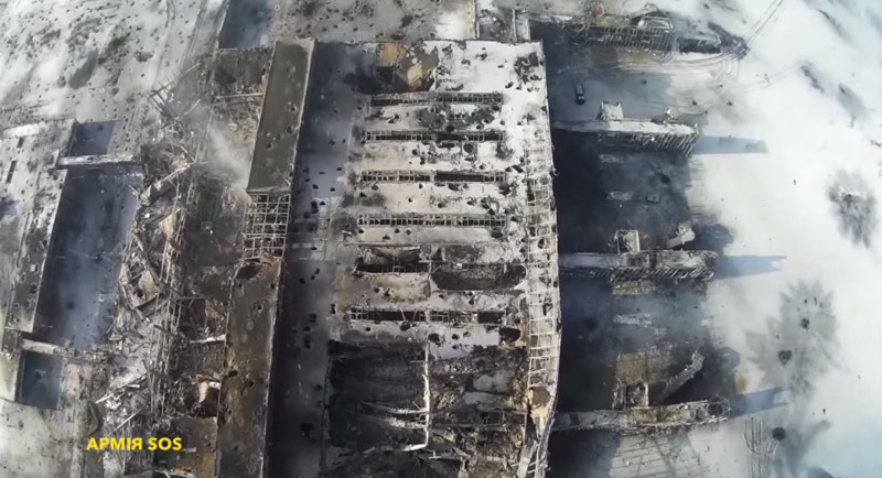 Ukraine: Sân bay Donetsk hoang tàn dưới đạn pháo - 1