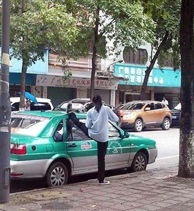 Cười sặc sụa với hành động khó đỡ của các bạn trẻ - 1