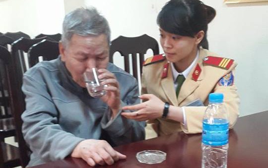 Đi lạc, cụ ông 65 tuổi được CSGT Hà Nội đưa về nhà - 1